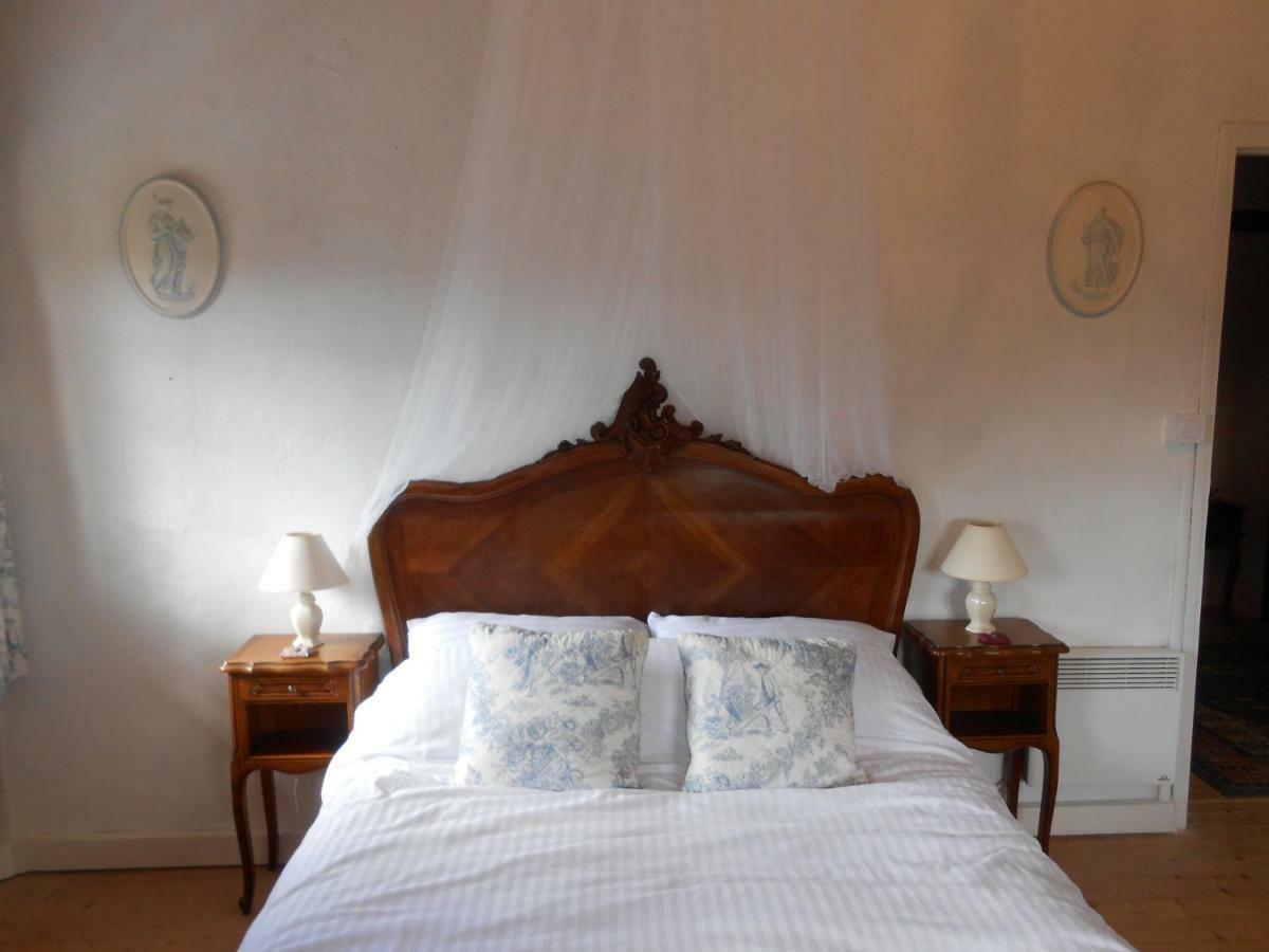 Chat Noir Gite Et Chambre D'Hotes Bed & Breakfast Genouille  Bagian luar foto